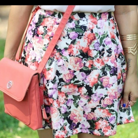 Women's adorable floral skirt🤍💛